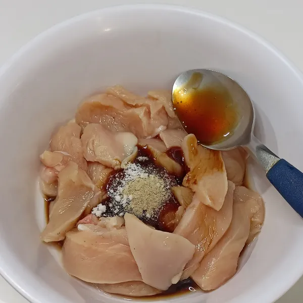 Marinasi ayam dengan kecap asin, saos tiram, garam dan lada bubuk.