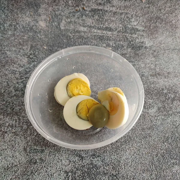 Potong telur menjadi 4 bagian.