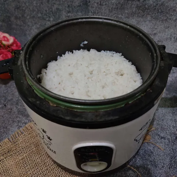 Masak nasi hingga matang, sisihkan.