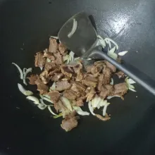 Masukkan daging marinasi, air, garam dan lada.