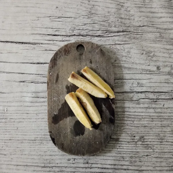 Potong pisang menjadi 4 bagian memanjang.