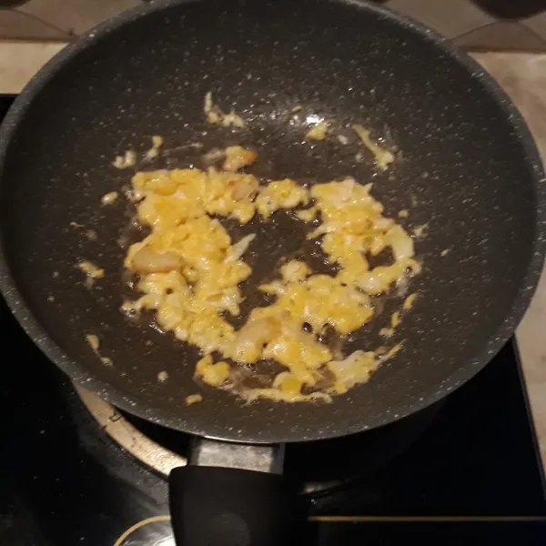 Buat orak-arik telur tumis dengan bawang putih dan bombay cincang.