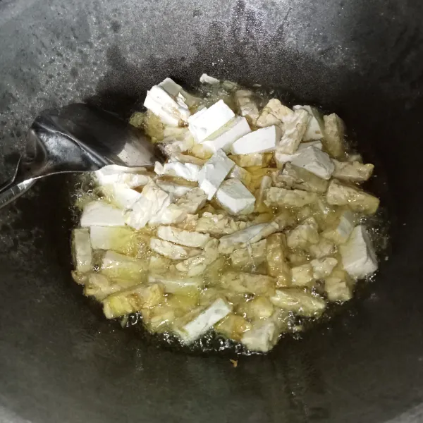 Potong-potong tahu dan tempe, lalu goreng hingga matang, angkat dan tiriskan.