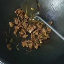 Masak hingga daging matang dan air asat. Tes rasa.