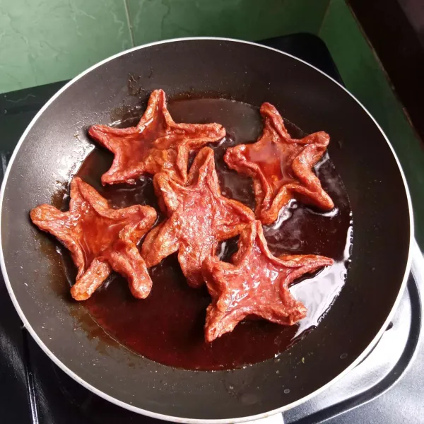 Masak bintang dengan saus tomat, saus sambal, saus tiram, kecap manis, lada bubuk dan air.