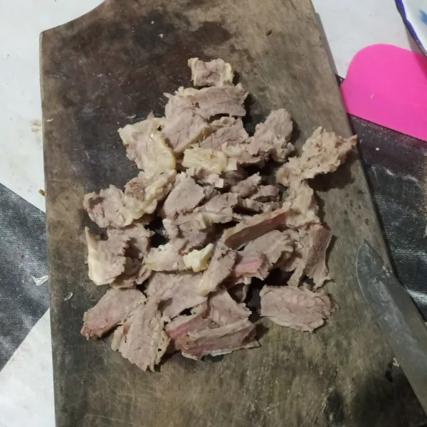 Iris tipis daging sapi, saya menggunakan daging sapi yang sudah direbus setengah matang.