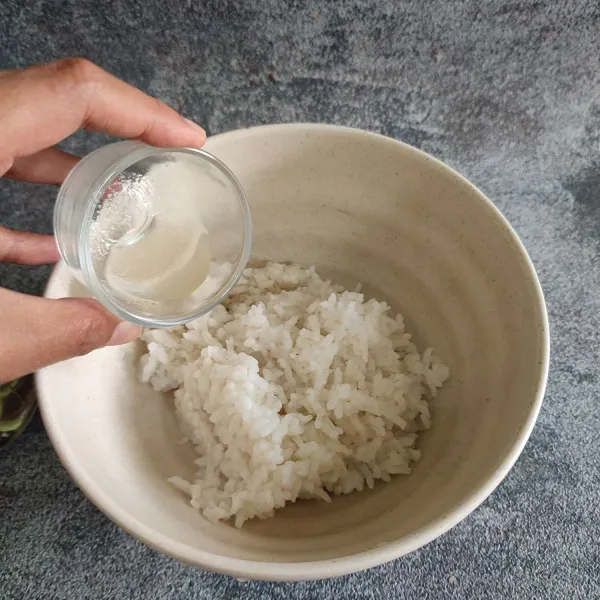 Campurkan nasi dengan setengah bagian campuran mirin.  Aduk rata.
