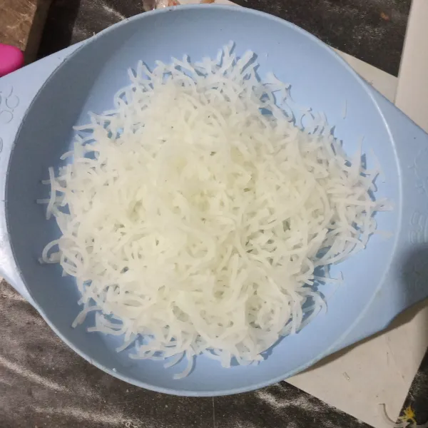 Seduh bihun hingga mengembang lalu gunting kecil-kecil.