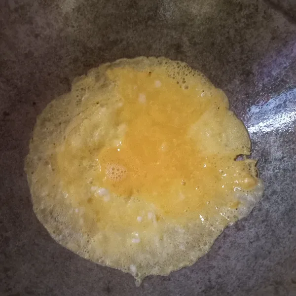 Kocok lepas telur, kemudian buat telur dadar, iris-iris memanjang, tambahkan  sebagai pendamping onigiri. Bekal siap dibawa ke sekolah.