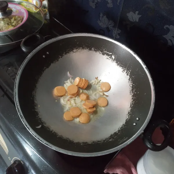 Masukkan sosis masak hingga sosis matang.