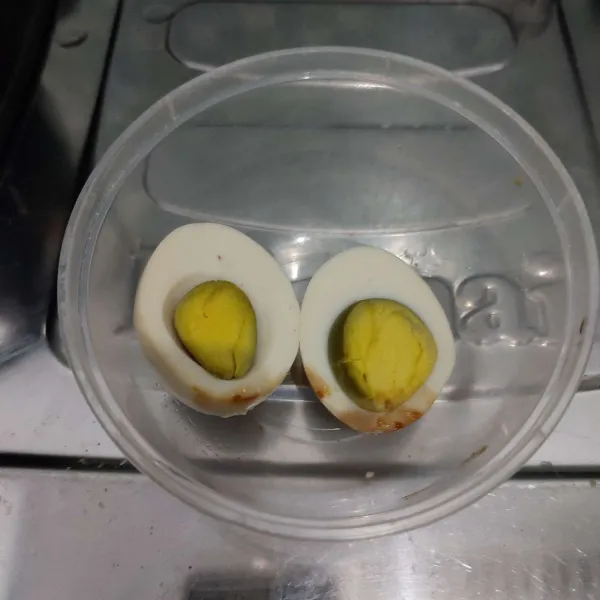 Belah 2 telur rebus, sisihkan.