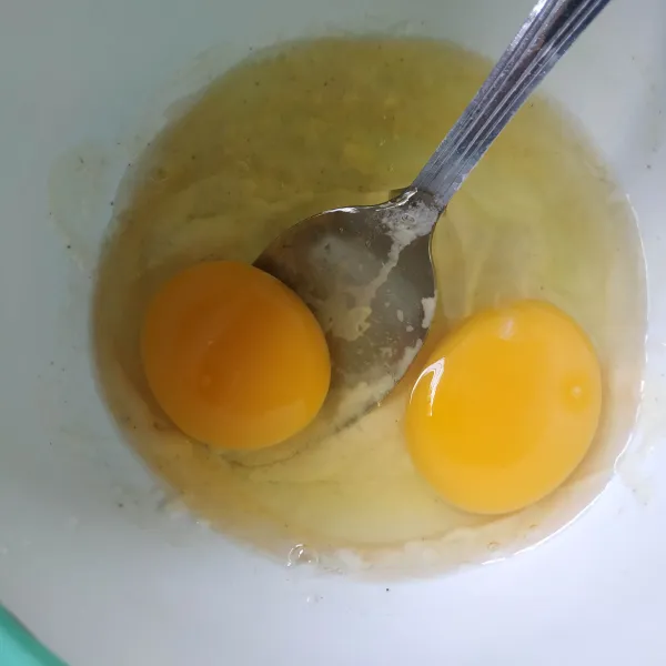 Tambahkan telur, kocok hingga rata.