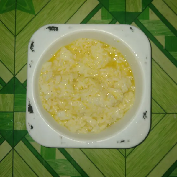 Kocok lepas telur lalu masukkan nasi, aduk rata.