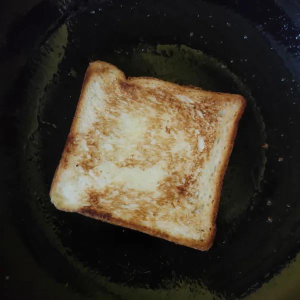 Masukkan butter, panggang roti tawar hingga kedua sisi matang (jangan lupa taburi dengan gula pasir).