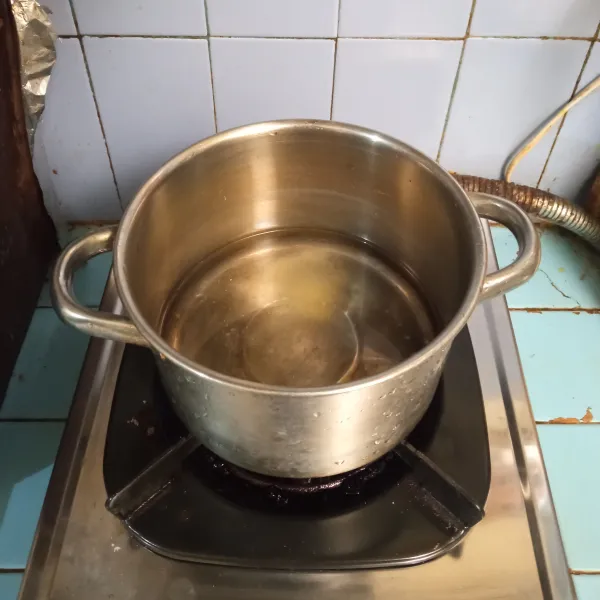 Rebus air, penyedap rasa dan garam ke dalam panci.
