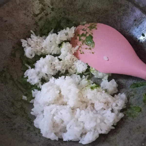 Masukan nasi, aduk rata, tambahan garam dan kaldu bubuk secukupnya.