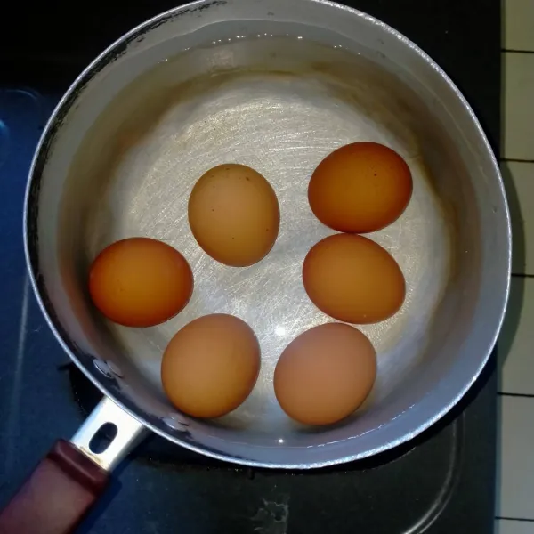 Rebus telur. Jika sudah matang, kupas kulitnya.