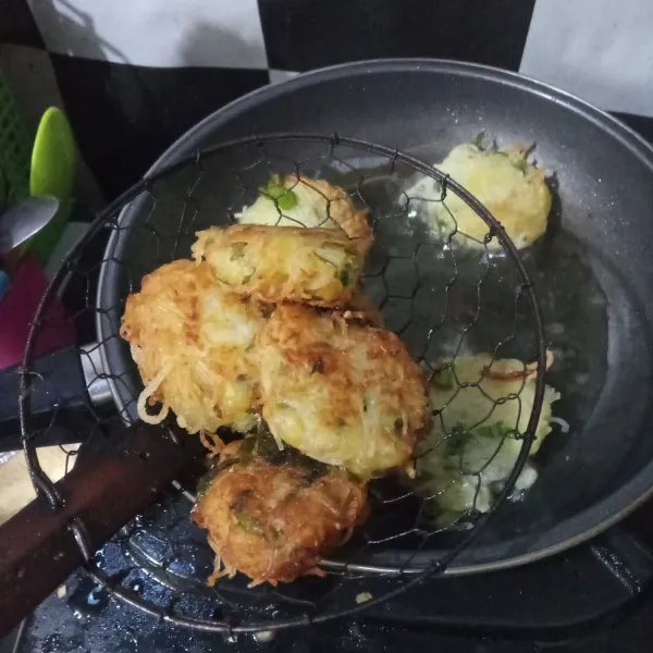 Goreng dalam minyak panas hingga kuning kecokelatan. Angkat dan tiriskan.