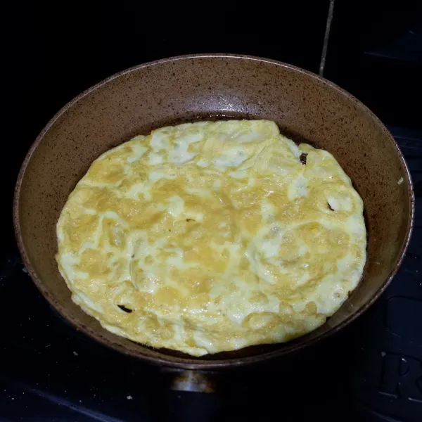 Kocok kocok lepas telur lalu masak hingga matang. Sajikan dengan pelengkap.