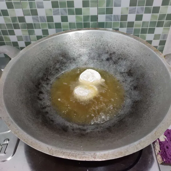 Panaskan minyak goreng, goreng telur hingga matang.