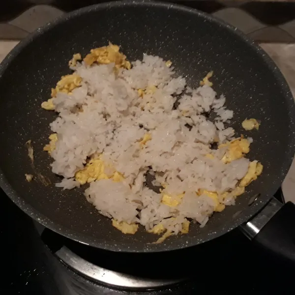 Masukan nasi putih, aduk tambahkan garam dan kaldu bubuk.