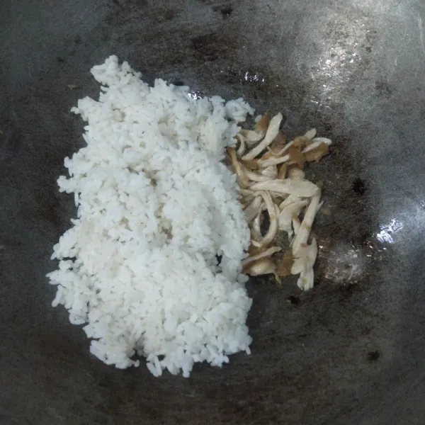 Masukkan nasi putih, bumbui dengan garam, kaldu bubuk, lada bubuk dan kecap manis, kemudian tes rasa.