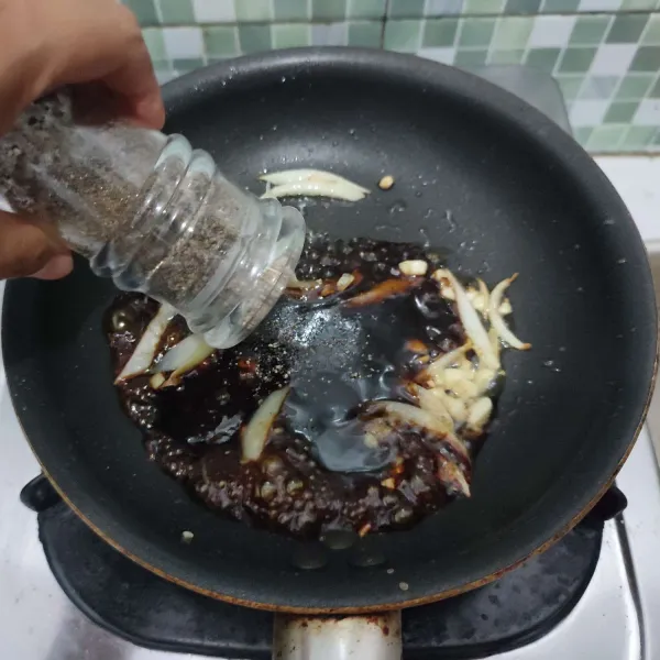 Masukkan saos tiram, saos tomat, kecap manis, lada bubuk, kaldu bubuk serta air. Masak hingga mengental. Cicipi rasanya kemudian matikan api.