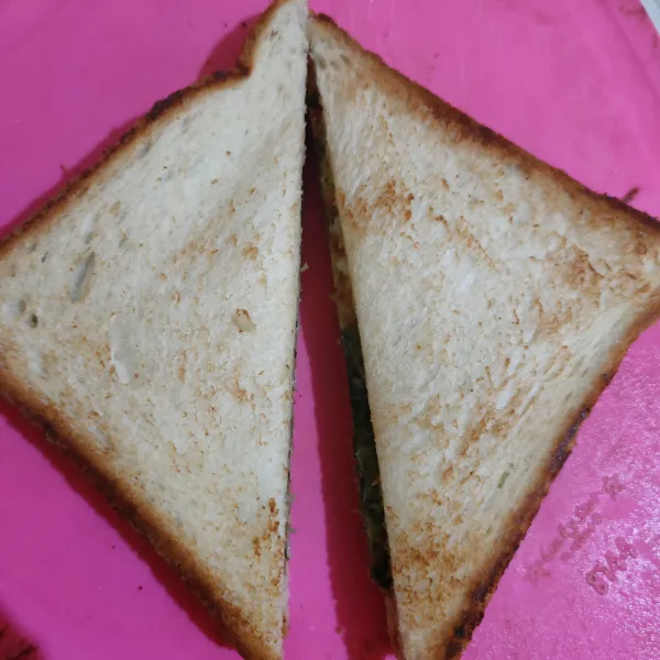 Potong roti tawar menjadi 2, sajikan.