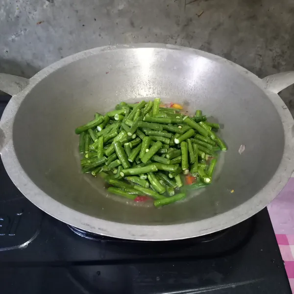 Tuang air dan masukkan kacang panjang.