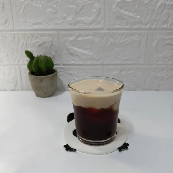 Tuang coffee cream yang terbuat dari whipcream kopi & simple syrup.