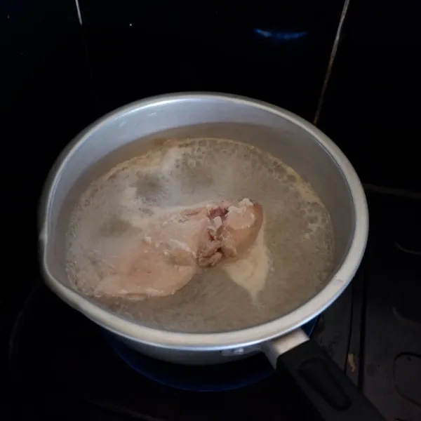 Rebus dada ayam dan air hingga matang kemudian angkat dan saring hingga air kaldunya bersih.