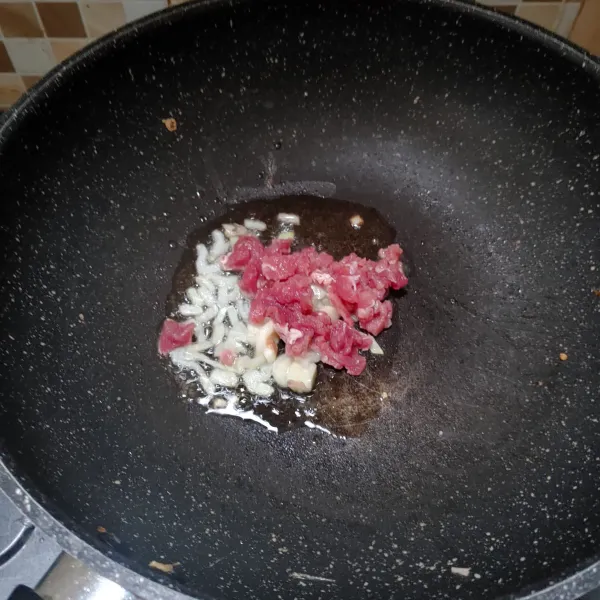 Tumis bawang putih dan bawang bombay hingga harum, lalu masukan daging sapi cincang. Sambil terus diaduk sampai daging berubah warna.