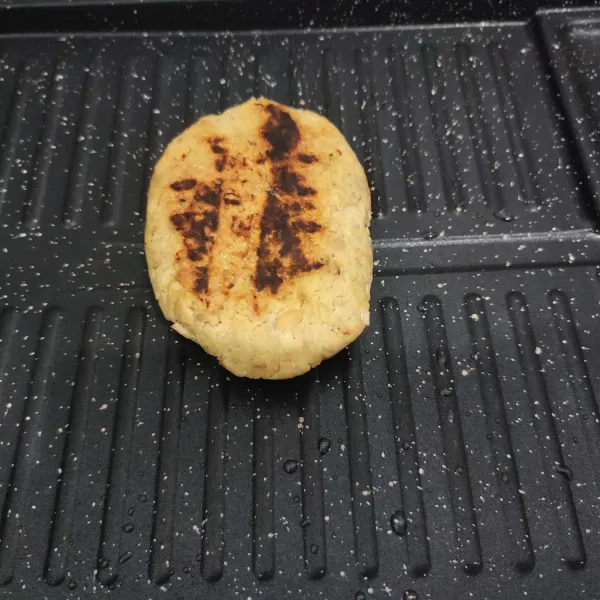 Panggang di atas grill pan dengan api kecil hingga agak kecokelatan.