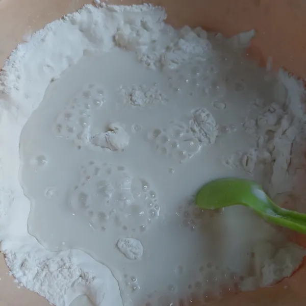 Larutkan tepung beras dan tepung tapioka dengan air.