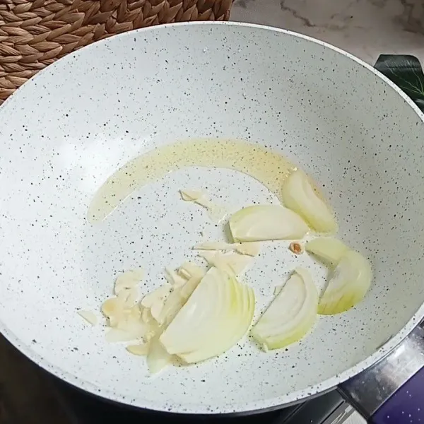 Tumis bawang bombai dan bawang putih hingga harum.