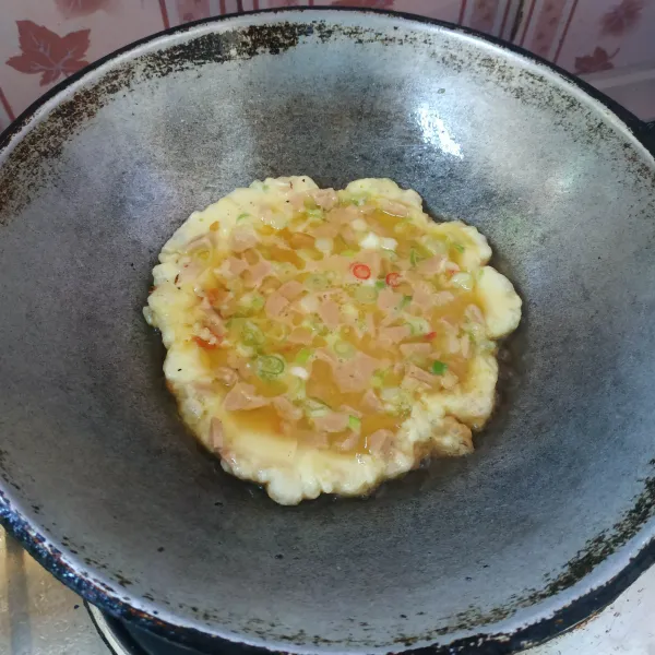 Panaskan minyak goreng secukupnya, masukkan telur goreng hingga bagian bawah matang.
