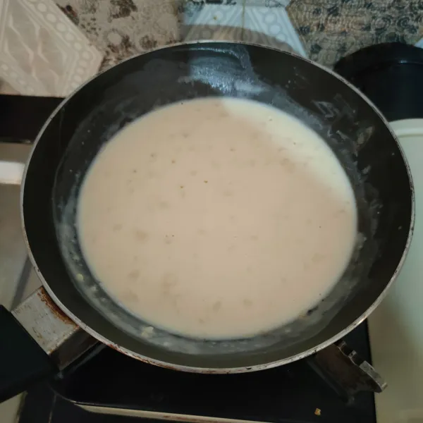 Campurkan susu, tepung terigu, kaldu jamur, lada dan bawang putih bubuk, aduk hingga mengental.