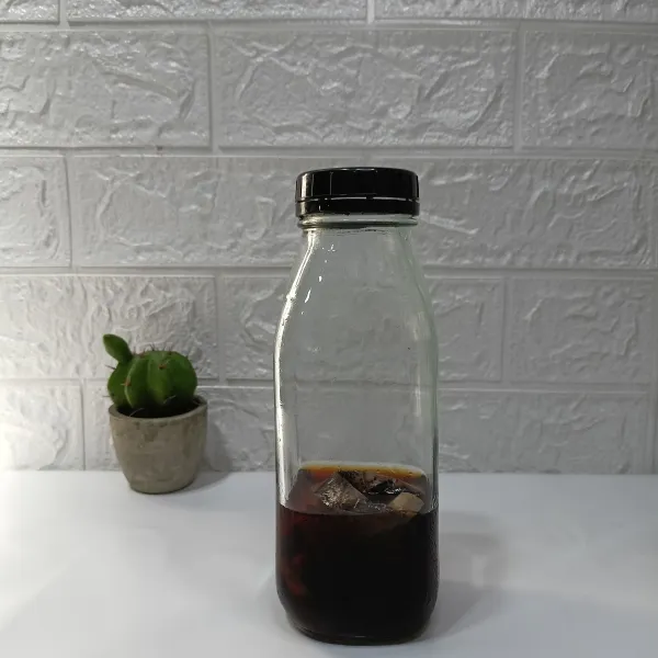 Seduh kopi dengan cara cold brew.