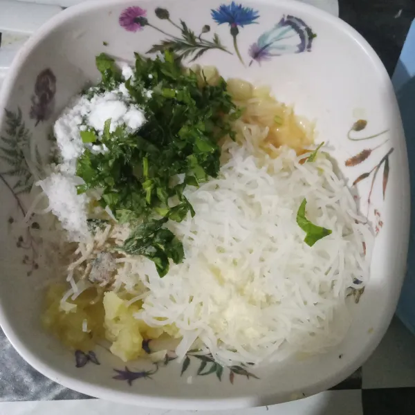 Campurkan kentang, bihun, seledri, telur, lada bubuk, bawang putih bubuk, garam dan kaldu jamur. Aduk rata.