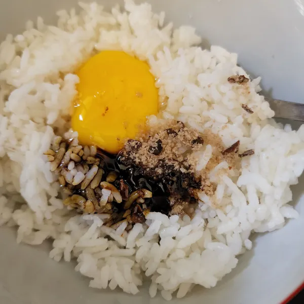 Campur nasi bersama saus dan kecap.