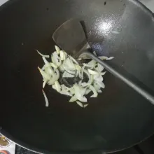 Tumis bawang putih dan bawang bombay hingga harum.