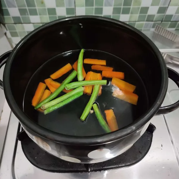 Rebus wortel dan buncis, sisihkan.