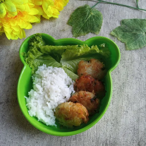 Tata nasi dan selada dalam wadah bekal, tambahkan perkedel bihun.