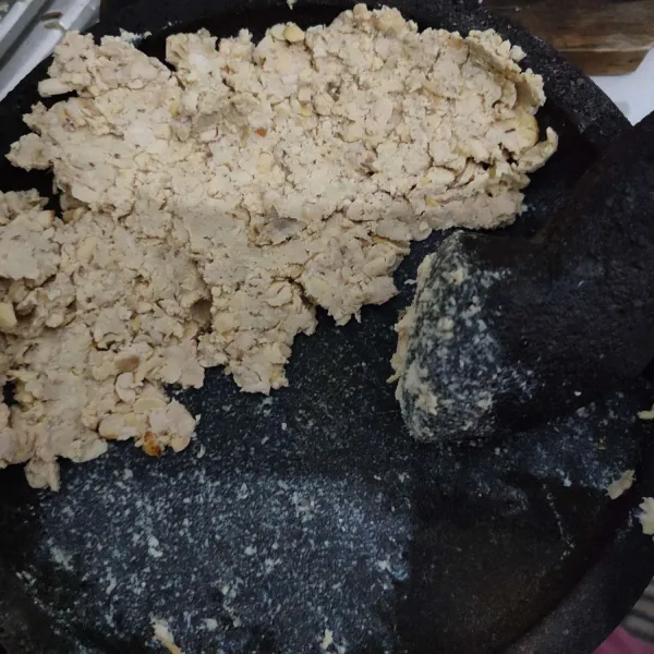 Hancurkan tempe, kemudian campurkan dengan bumbu campuran tempe. Aduk rata.