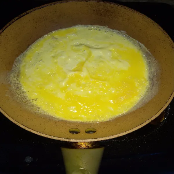Panaskan sedikit minyak di atas teflon. Masukkan telur, buat dadar telur. Matikan api.