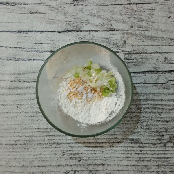 Dalam wadah masukkan tepung terigu, tepung beras, garam, ketumbar, penyedap rasa dan bawang putih bubuk.