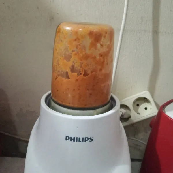 Blender semua bahan bumbu halus.