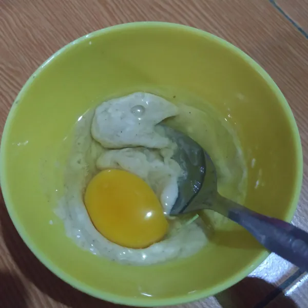 Membuat dadar rawis : campur rata terigu, air, garam, merica & kaldu bubuk. Masukkan telur, kocok rata.