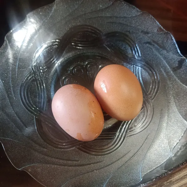 Siapkan telur.