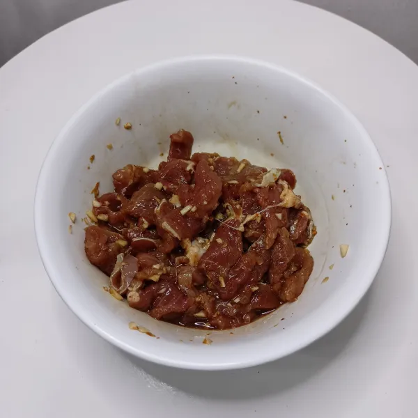 Marinasi dengan bumbu selama 1 jam.